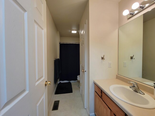 Building Photo - 184 Droulliard Ave