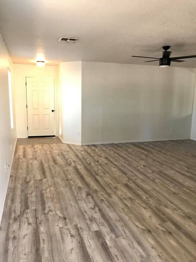 Building Photo - Spacious 3-bedroom plus den in North Phoenix