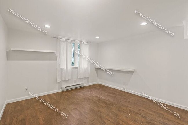 Building Photo - Pet Friendly Cape Cod in Multnomah Village!