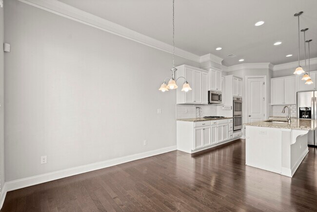 Building Photo - Townhouse - 4 Beds - 4 Bath