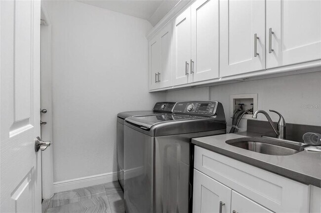 Building Photo - 8629 Great Cove Dr