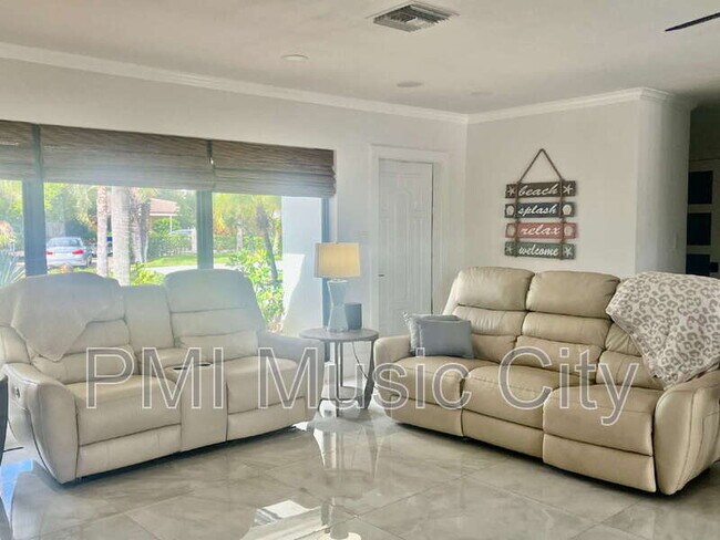 Building Photo - 2264 SE 10th Ct