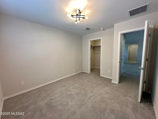 Building Photo - 7806 S Land Grant Dr