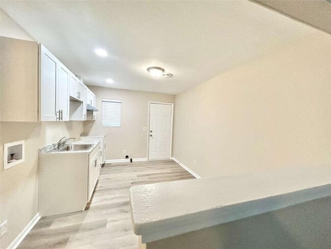 Building Photo - 6454 Raymond Dr