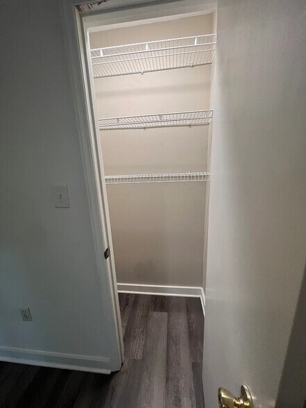 Building Photo - Room in Townhome on Willow Bridge Dr