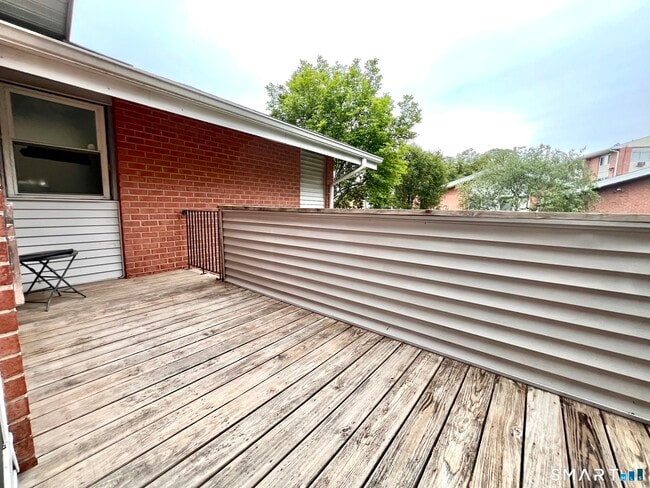 Building Photo - 208 Flax Hill Rd