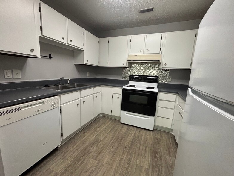Building Photo - 106 Gardenview Dr