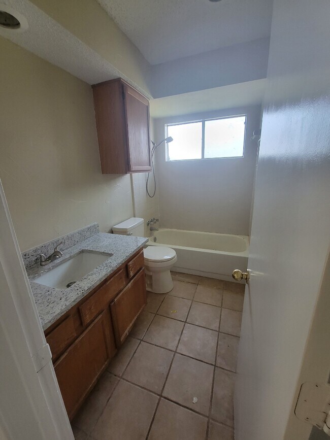 Building Photo - 7618 Clairmont Ave