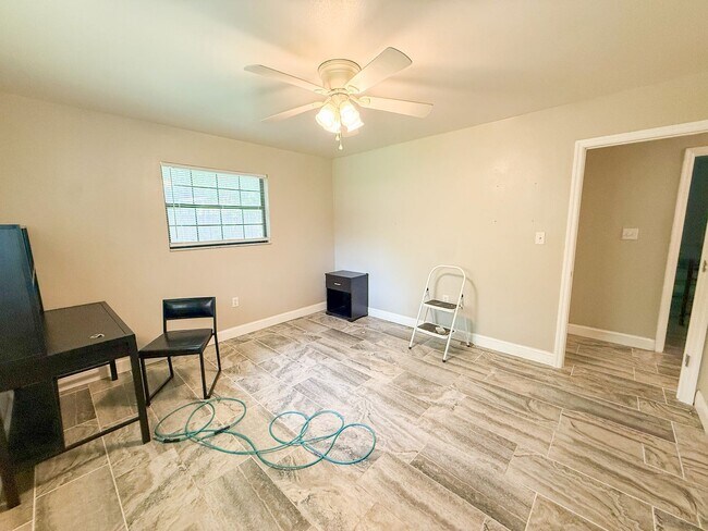 Building Photo - 305 NW 28th Terrace