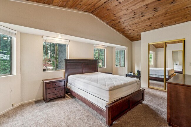 Building Photo - 725 Ivy Ln