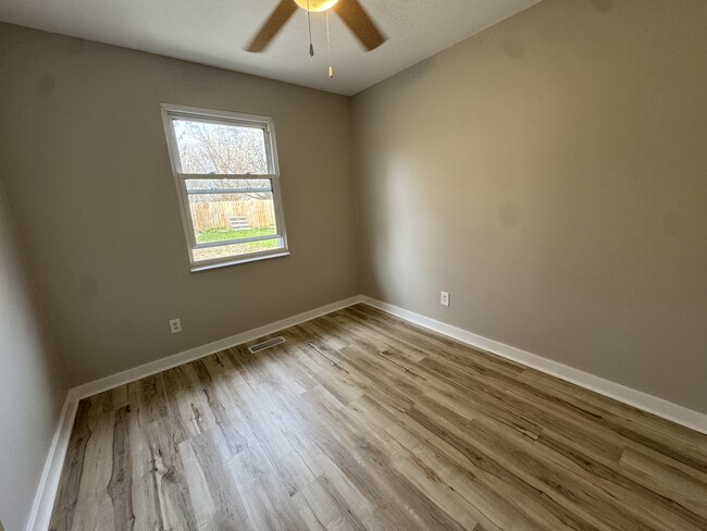 Building Photo - 2205 Versailles Dr