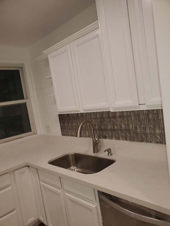 Building Photo - 952 W Glenoaks Blvd