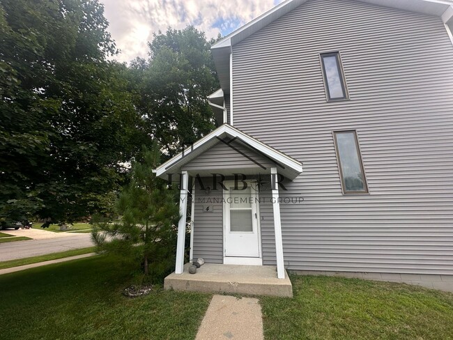 Building Photo - NW Rochester Townhome Available Now!