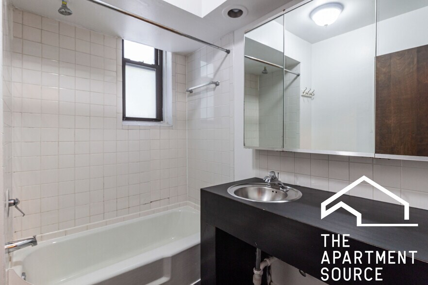 Building Photo - 602 W Surf St