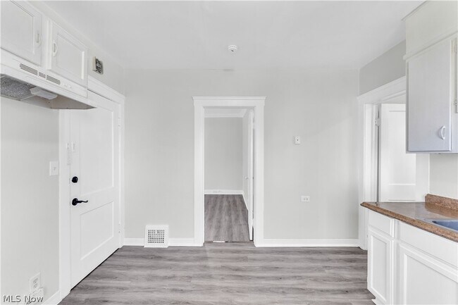 Building Photo - 1221 E 168th St