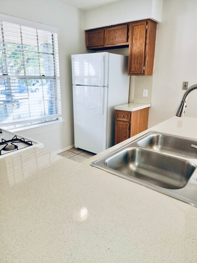 Building Photo - 1922 Nicole Cir