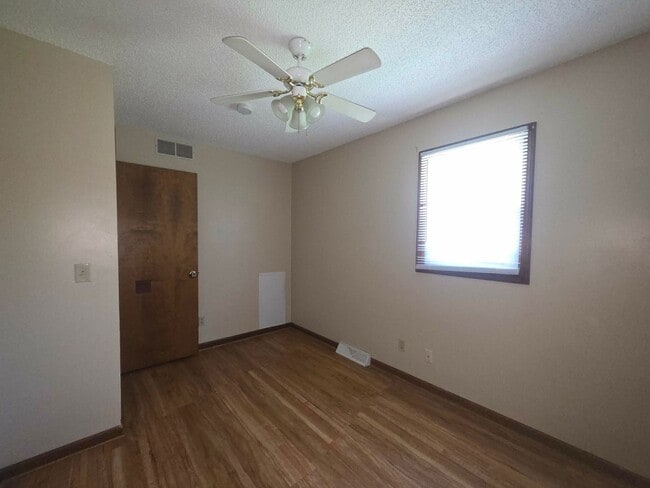 Building Photo - 1379 Parkside Dr