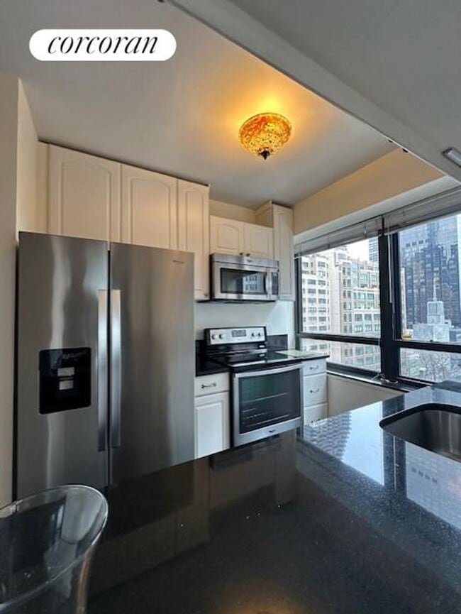 Building Photo - 240 E 47th St