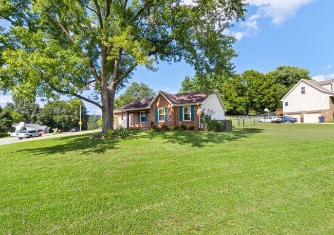 Building Photo - 737 W Creek Dr