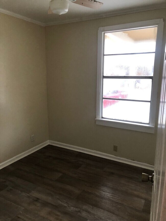 Building Photo - 3 bedroom 1.5 Bathroom