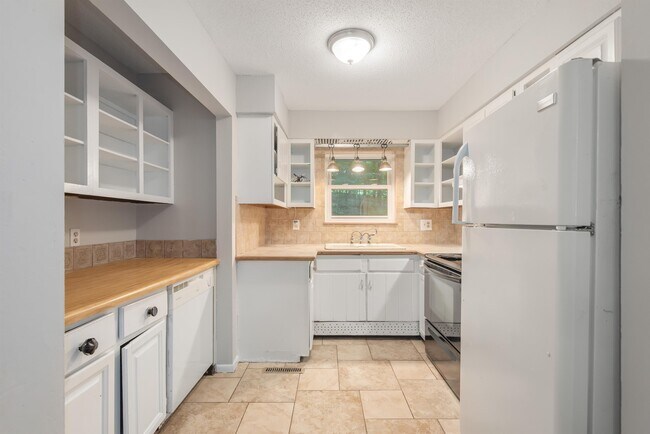 Building Photo - 7201 Dogwood Dr SW