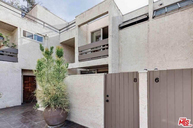 Building Photo - 960 N San Vicente Blvd