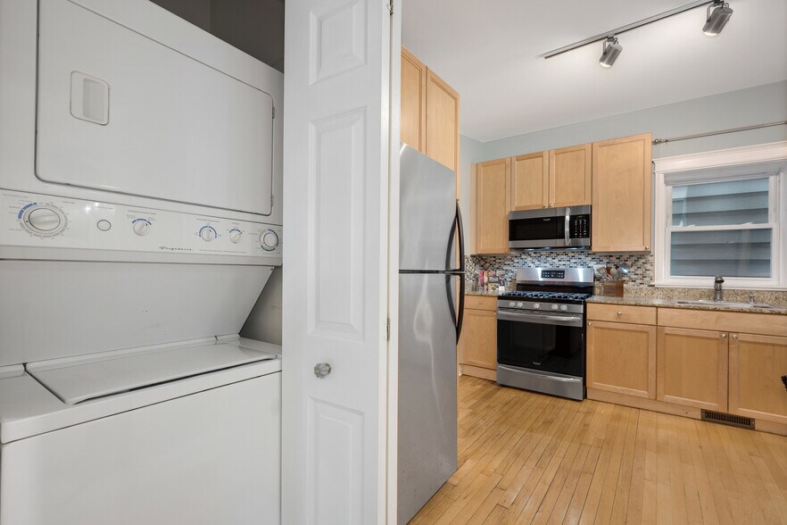 Building Photo - 3805 N Ravenswood Ave