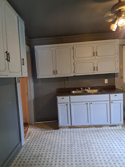 Building Photo - 1617 S Holt St