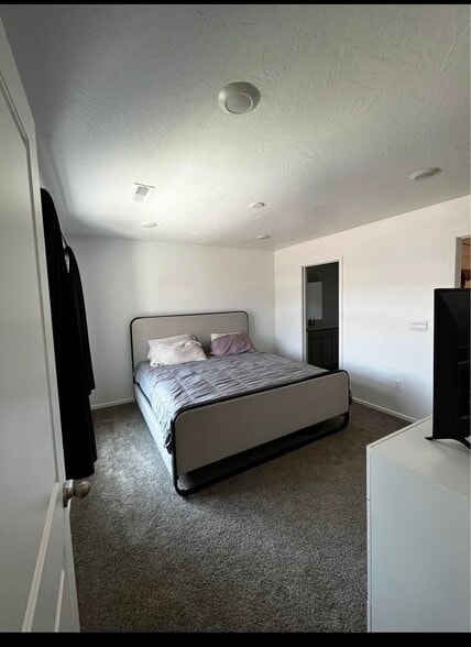 Building Photo - 3182 E Elkhorn Ln