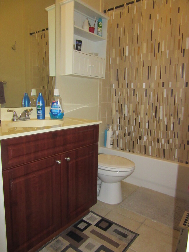 Building Photo - Lovely 3 BR / 2 BA Condo Located In Desira...