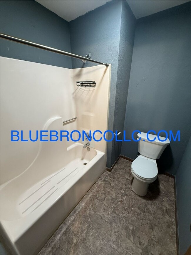 Building Photo - This one will go fast, marvelous 2 bedroom...