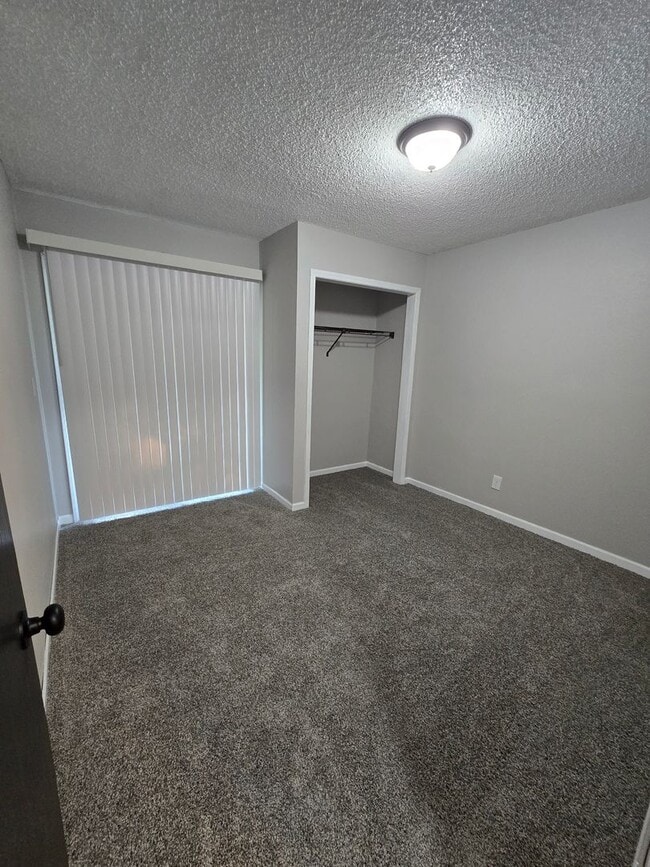 Building Photo - 2 Bedroom 1 Bathroom Apartment in heart of Osage Beach!