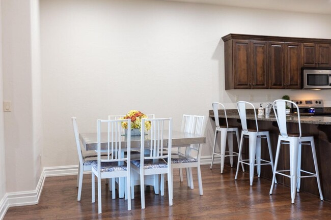 Building Photo - Bella Terrazza FURNISHED CONDO  --  Golf C...