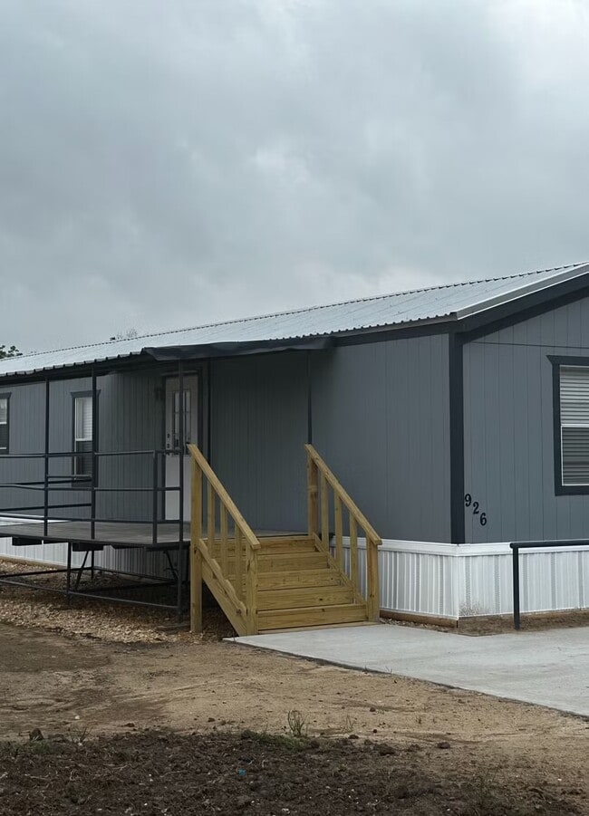 Building Photo - 928 N Lake Ave