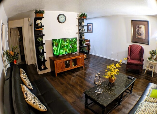 Building Photo - 2 Bed / 1 Bath Cozy Downtown Duplex Apartment