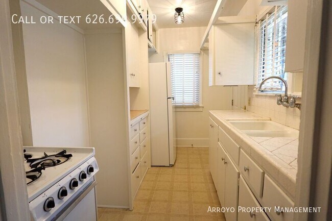 Building Photo - 1755 Paloma St