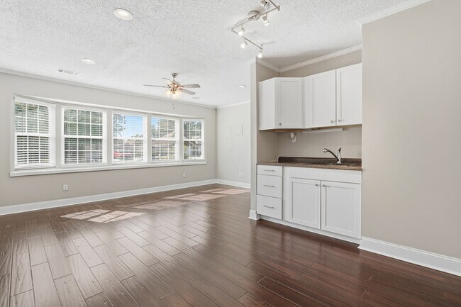 Building Photo - 10 Chamois Ct