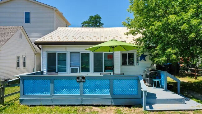 Building Photo - 1006 Newton St