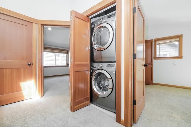 Building Photo - Bright and Spacious Residence with Vaulted Ceilings and Garage
