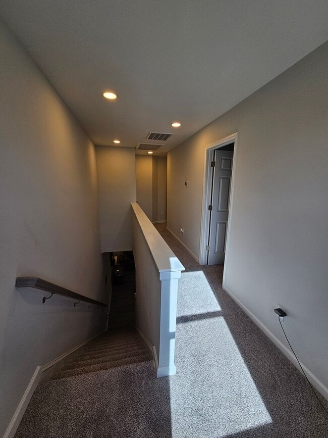 Building Photo - Newer Construction, 3 Bedroom Townhome!