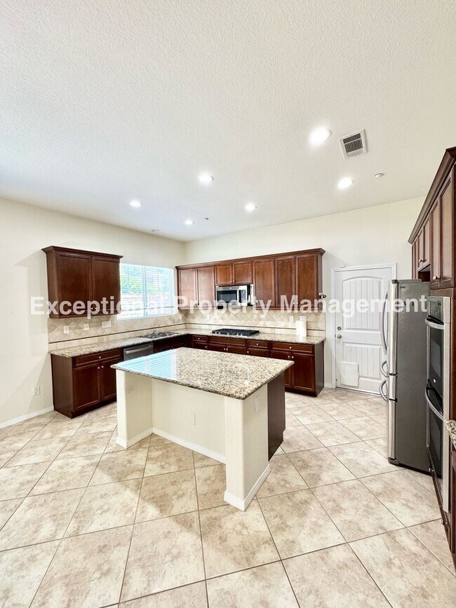 Building Photo - Beautiful 3 bedroom 3 bathroom single stor...