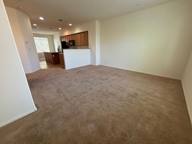 Building Photo - GUARD GATED 3 BED 2.5 BATH 2 CAR GARAGE TO...
