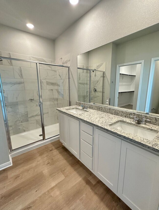 Building Photo - Luxury 3-Bed, 2-Bath in Emma Park!