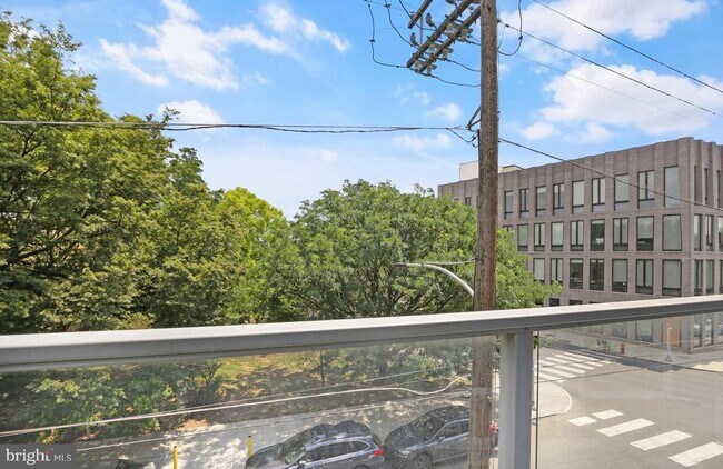 Building Photo - 2050 Frankford Ave
