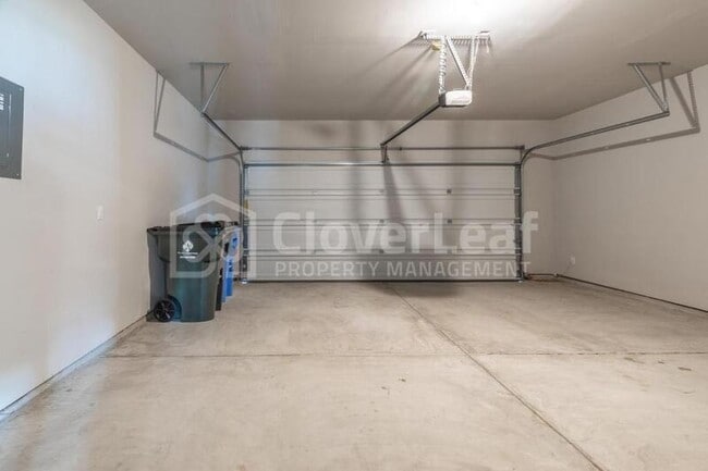 Building Photo - 2433 Ayers Dr