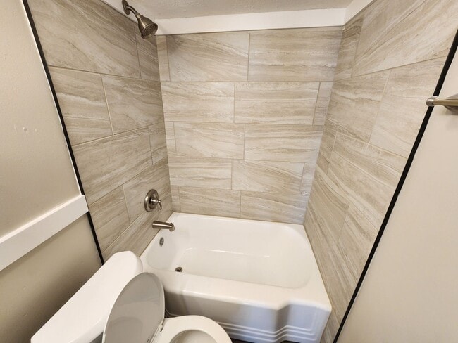 Building Photo - Spacious 3-Bedroom, 1-Bathroom Home AVAILA...