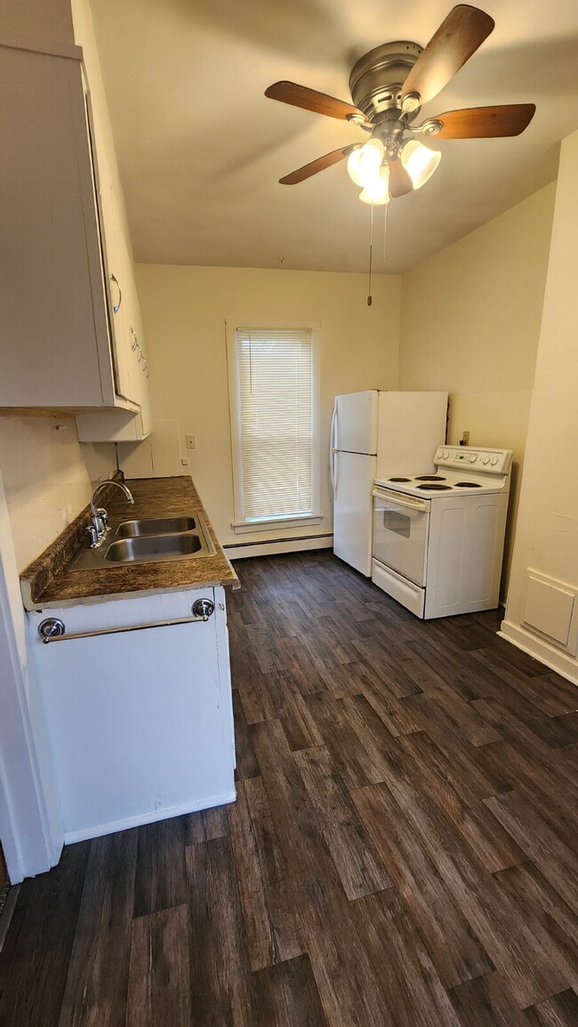 Building Photo - 2 Bedroom, 1 Bathroom with Laundry & Off Street Parking - Available August 1st!