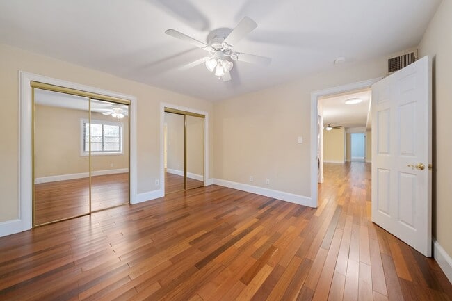 Building Photo - 2 Bed/2 Bath Apartment Located in The Highly Desirable Village District.