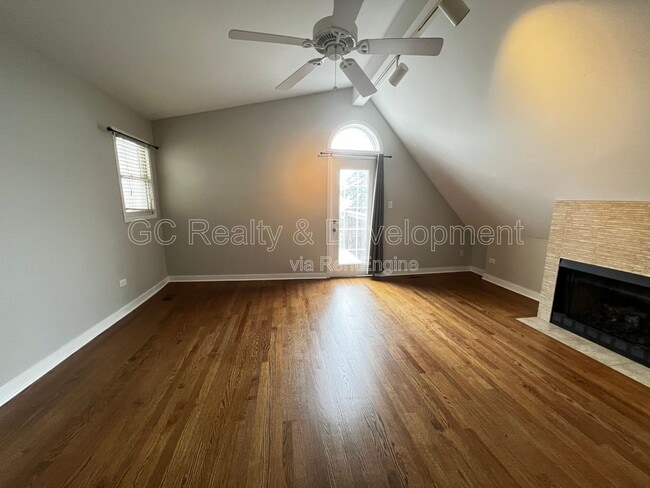 Building Photo - 1423 W Oakdale Ave