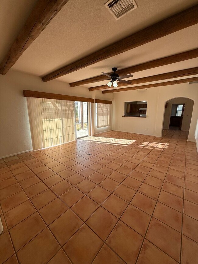 Building Photo - Beautiful 3 Bedroom/2.5 Bathroom Home Located off Roadrunner